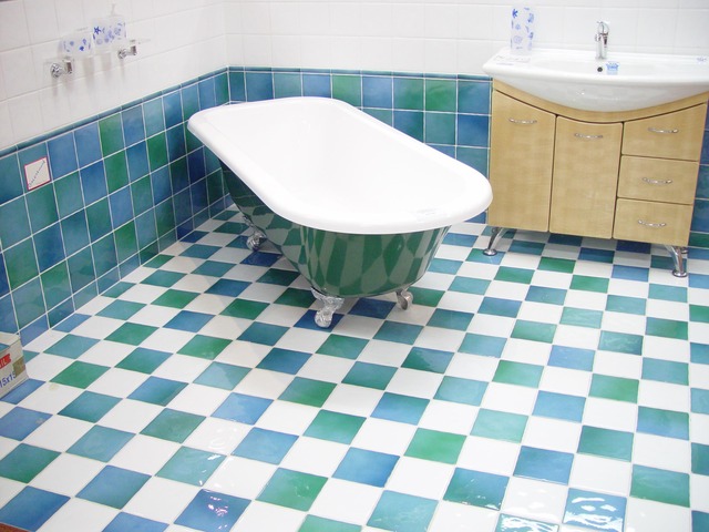 Typisch für den Retro-Stil: Die Badewanne mit Standfüßen!