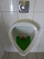 Urinal mit Fußballtor