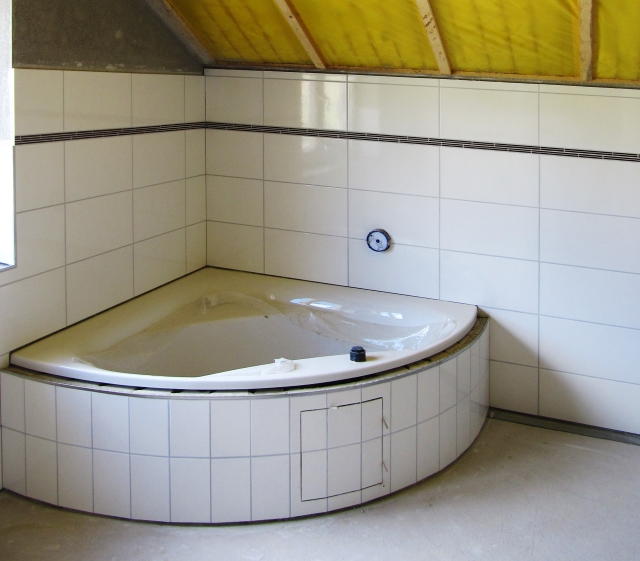 Um in einem kleinen Bad Platz zu sparen, eignet sich eine Eckbadewanne hervorragend.
