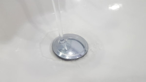 Mit einem Pümpel, Backpulver oder sogar Spülmittel rücken Sie einem verstopften Abfluss in Dusche, Badewanne oder Waschbecken zu Leibe.