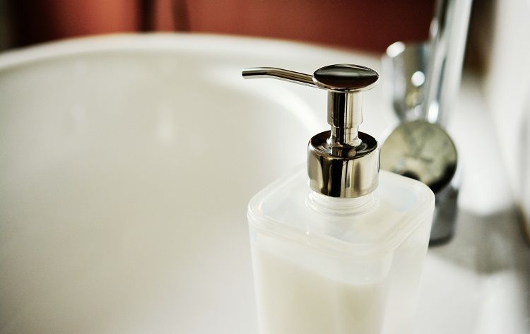 Wasser sparen, natürliche Materialien wählen und Plastikmüll reduzieren: So wird Ihr Badezimmer im Handumdrehen grüner.