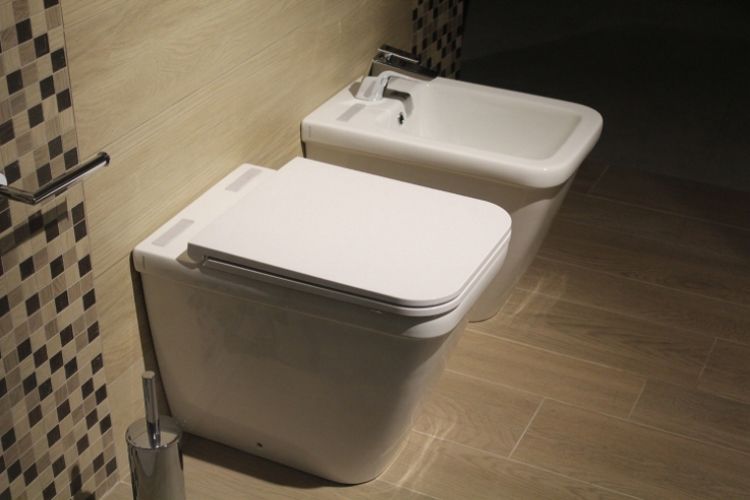 Das Bidet (rechts im Bild, neben dem WC) – der Inbegriff der französischen Reinlichkeit.